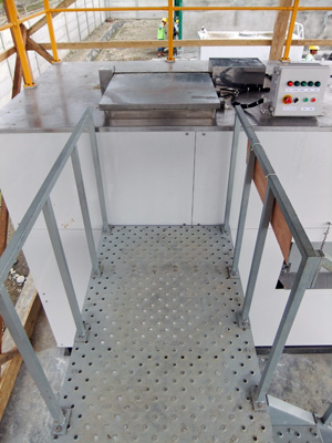 今回は自動投入リフターに代わり、投入用ステップでごみを運んで投入します