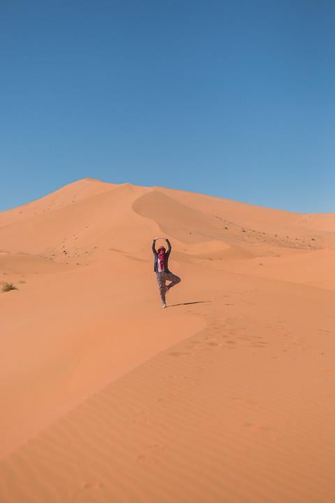 Ich mache Yoga in der Wüste