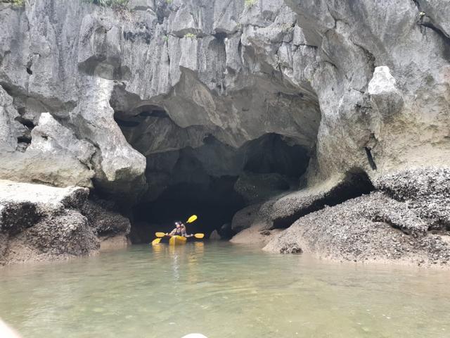 versteckten Höhlen per Kajak entdecken