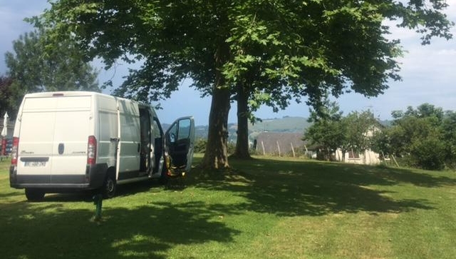 Transporter, Camping, Urlaub, Vanlife, freaky finance, Campingplatz, Rasen, Bäume, Berge