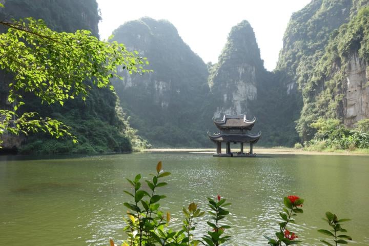 Schlucht zwischen hohen Karstfelsen
