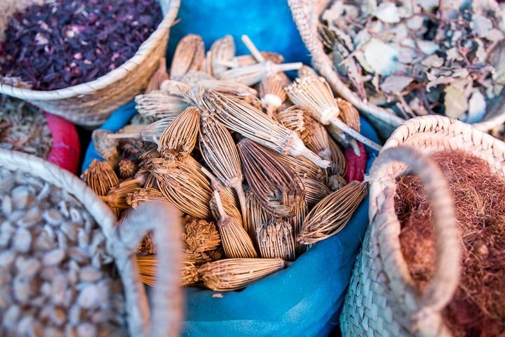 Orientalische Waren auf dem Marktplatz in Marrakesch