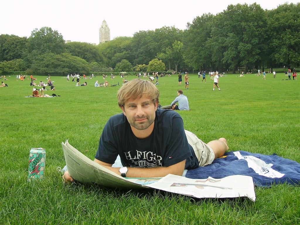 Zeitunglesen im Central Park