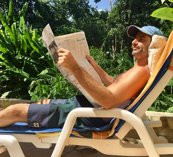 freaky finance, freaky travel, Pool, NC Residence Hotel, Patong, Mann auf Liegestuhl, Zeitung lesen, Phuket, Thailand