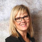 Die Schulungsleiterin und Trainerin Karin Kienböck ist Besitzerin diverser INTERNATIONAL EDUCATOR- Zertifikate sowie diplomierte MASTER TRAINERIN der Marke Moyra.