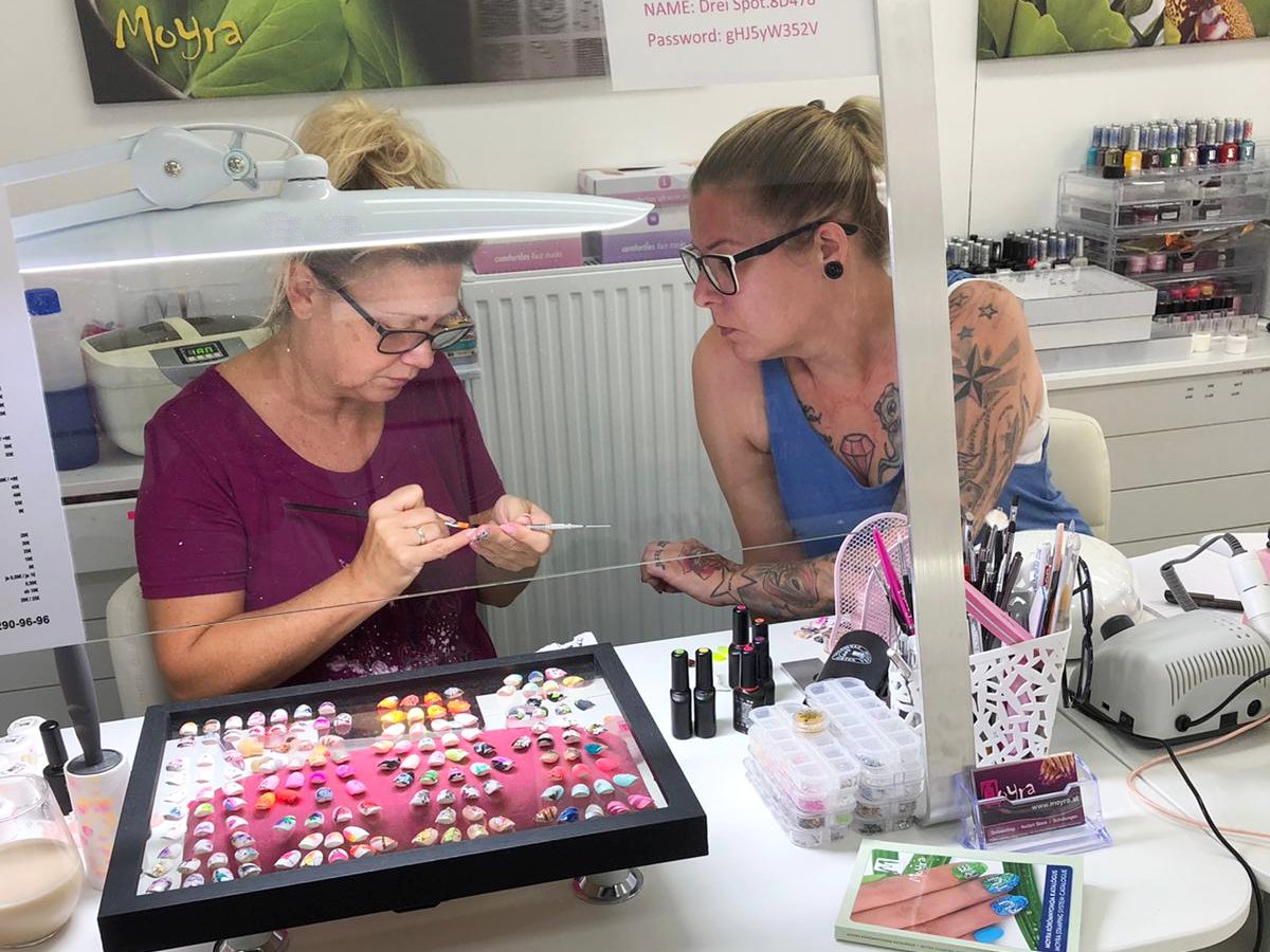 NailArt Mix Media Stamping Schulung in der NailsAcademy in Neu Leopoldau in Wien 21