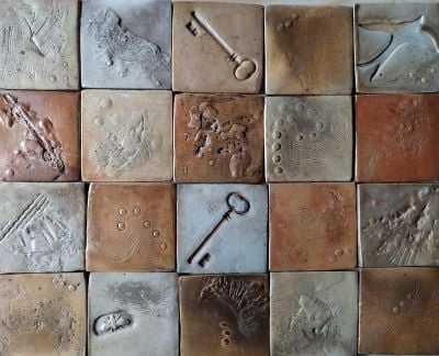 Chaque carrelage est unique taille 10/10cm et fait un à un à la main