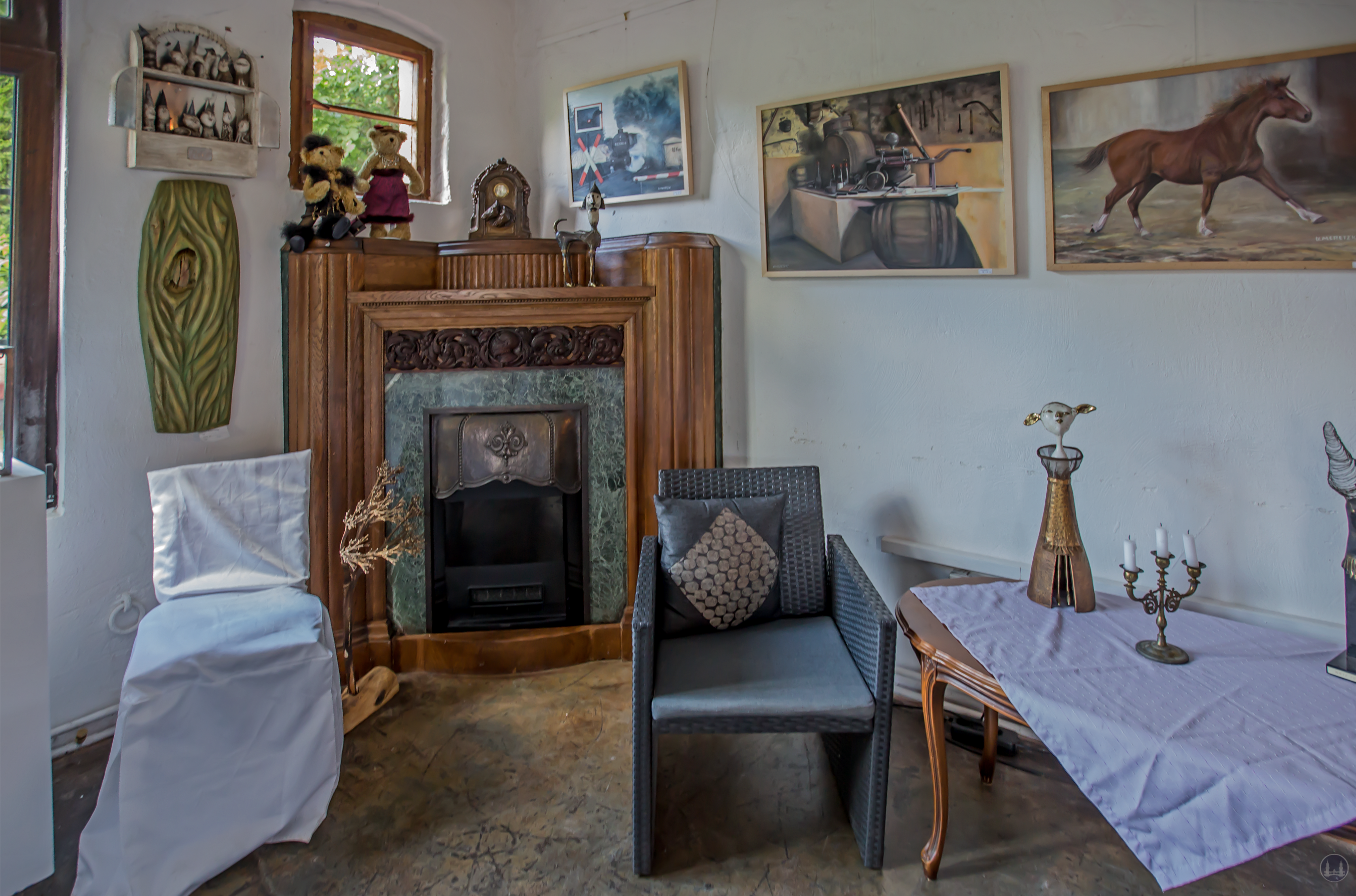 Café im Auenhof und die Kunstgalerie Aagaard im Berliner Stadtteil Hermsdorf. Blick in den alten Stall und einigen Kunstwerken.