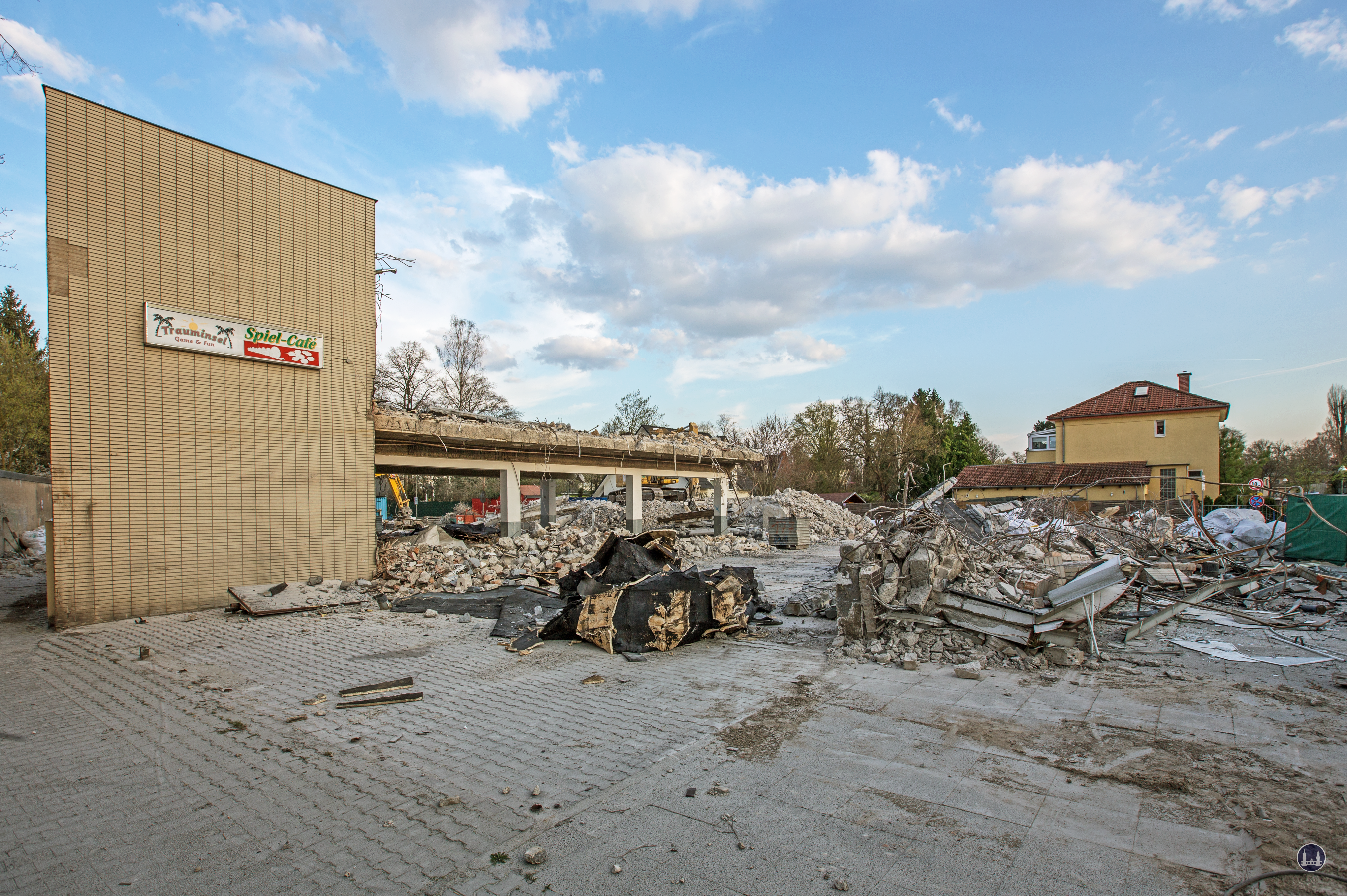 Bismarck - Lichtspiele, Zescher Straße in Lichtenrade. Frontansicht des ehemaligen Kinos und der Supermarktzeile während des Abbruchs.