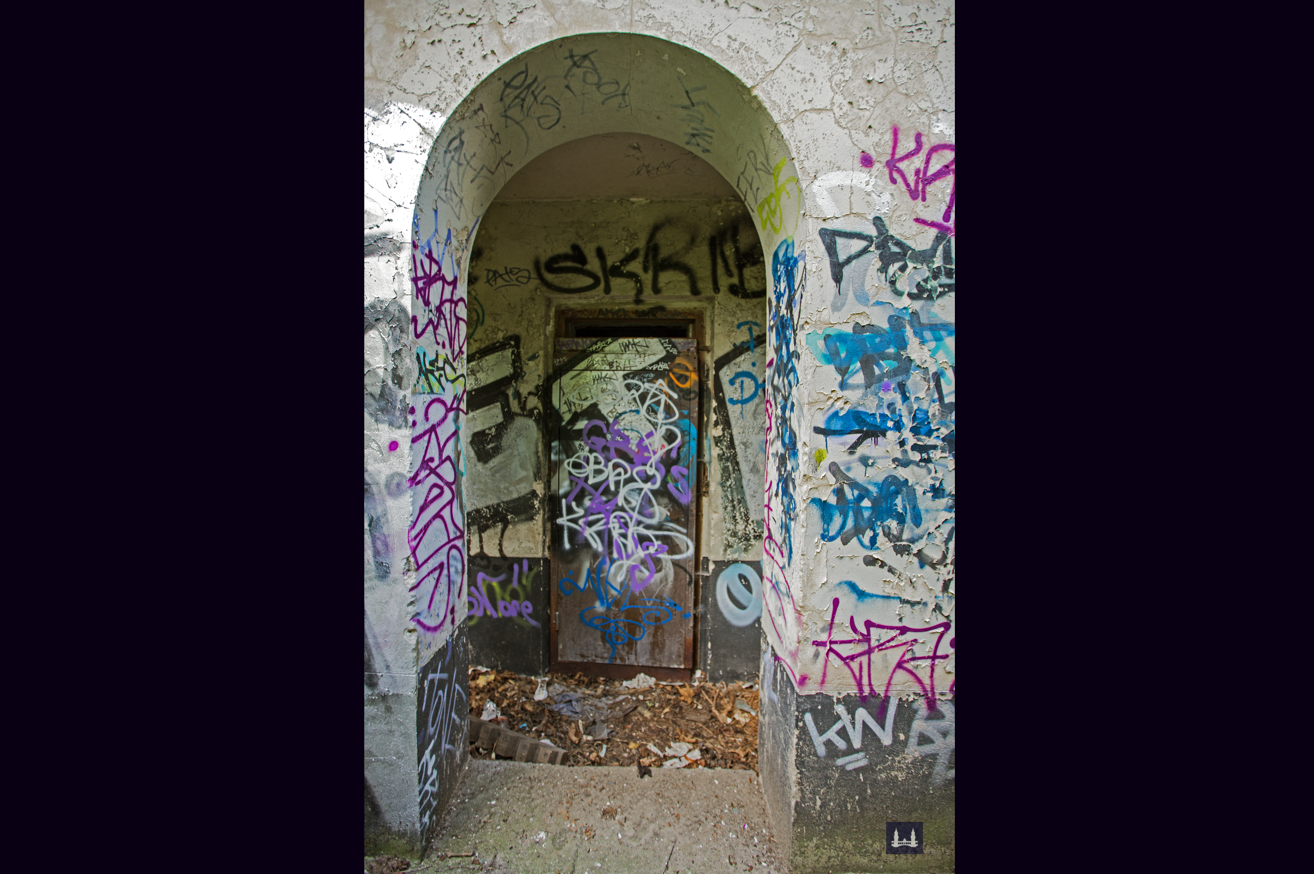 Berlin - Tempelhof. Stellwerk Tfd Attilastraße. Eingangstür zum Treppenhaus im Inneren.