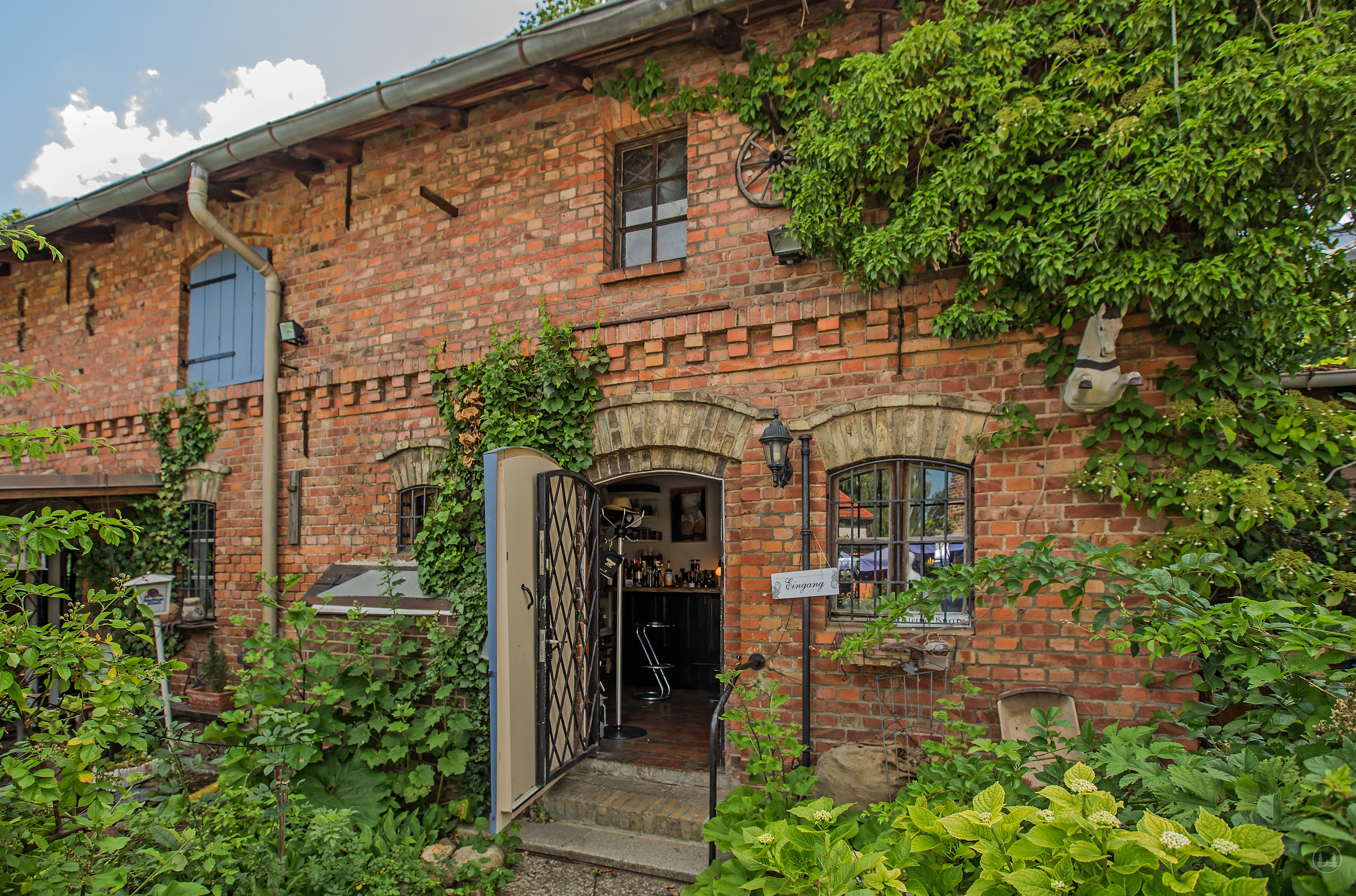 Café im Auenhof und die Kunstgalerie Aagaard im Berliner Stadtteil Hermsdorf. Das ehemalige Stallgebäude.