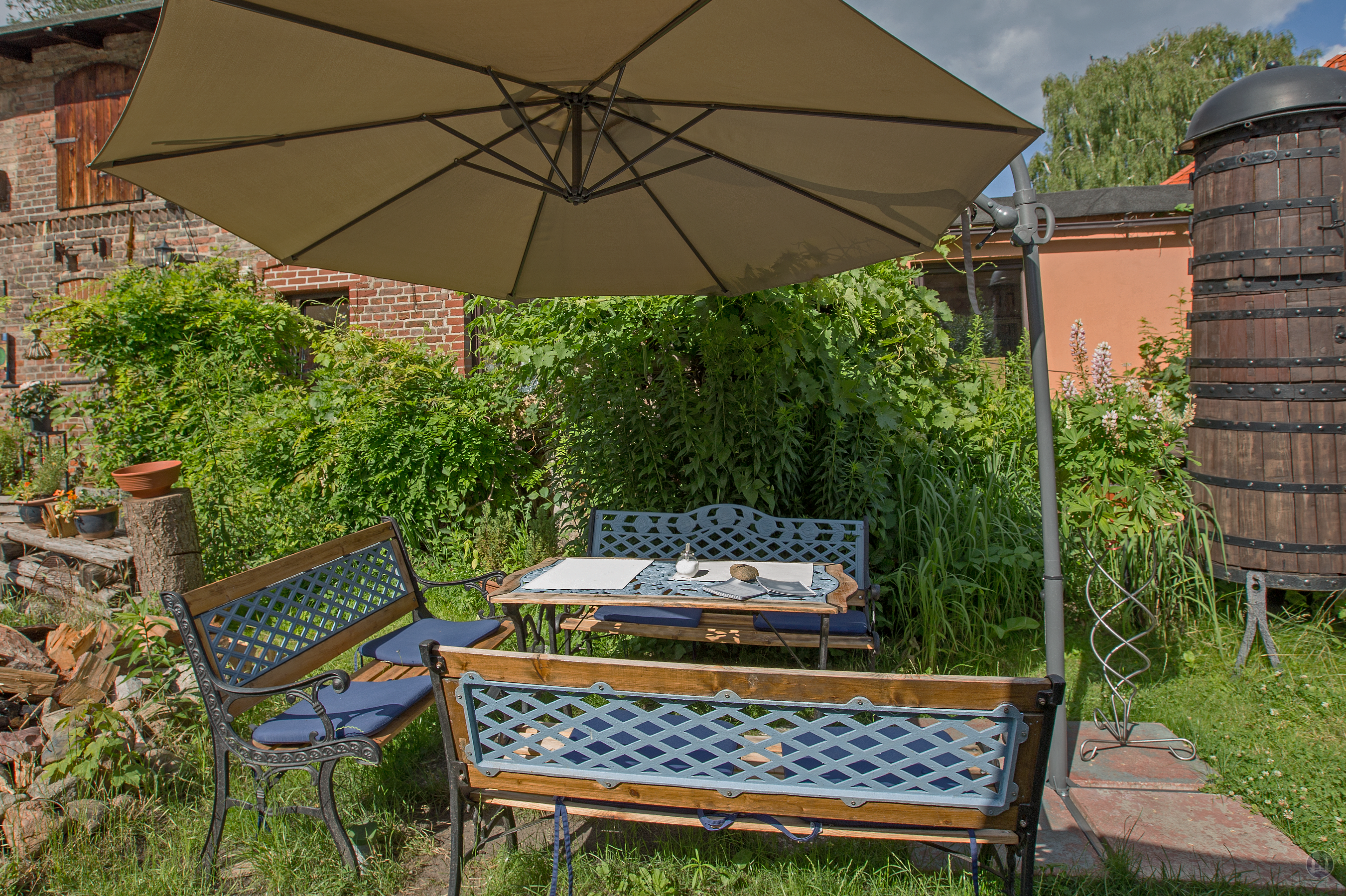 Café im Auenhof und die Kunstgalerie Aagaard im Berliner Stadtteil Hermsdorf. Einer der vielen gemütlichen Sitzplätze.
