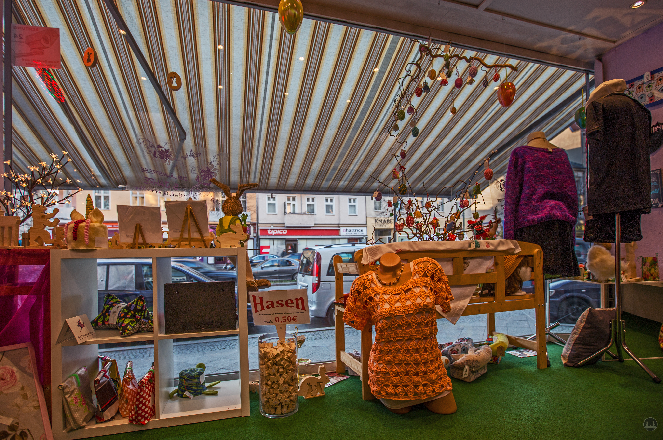 Der BestHandmadeShop am Tempelhofer Damm. Österlich geschmücktes Schaufenster.