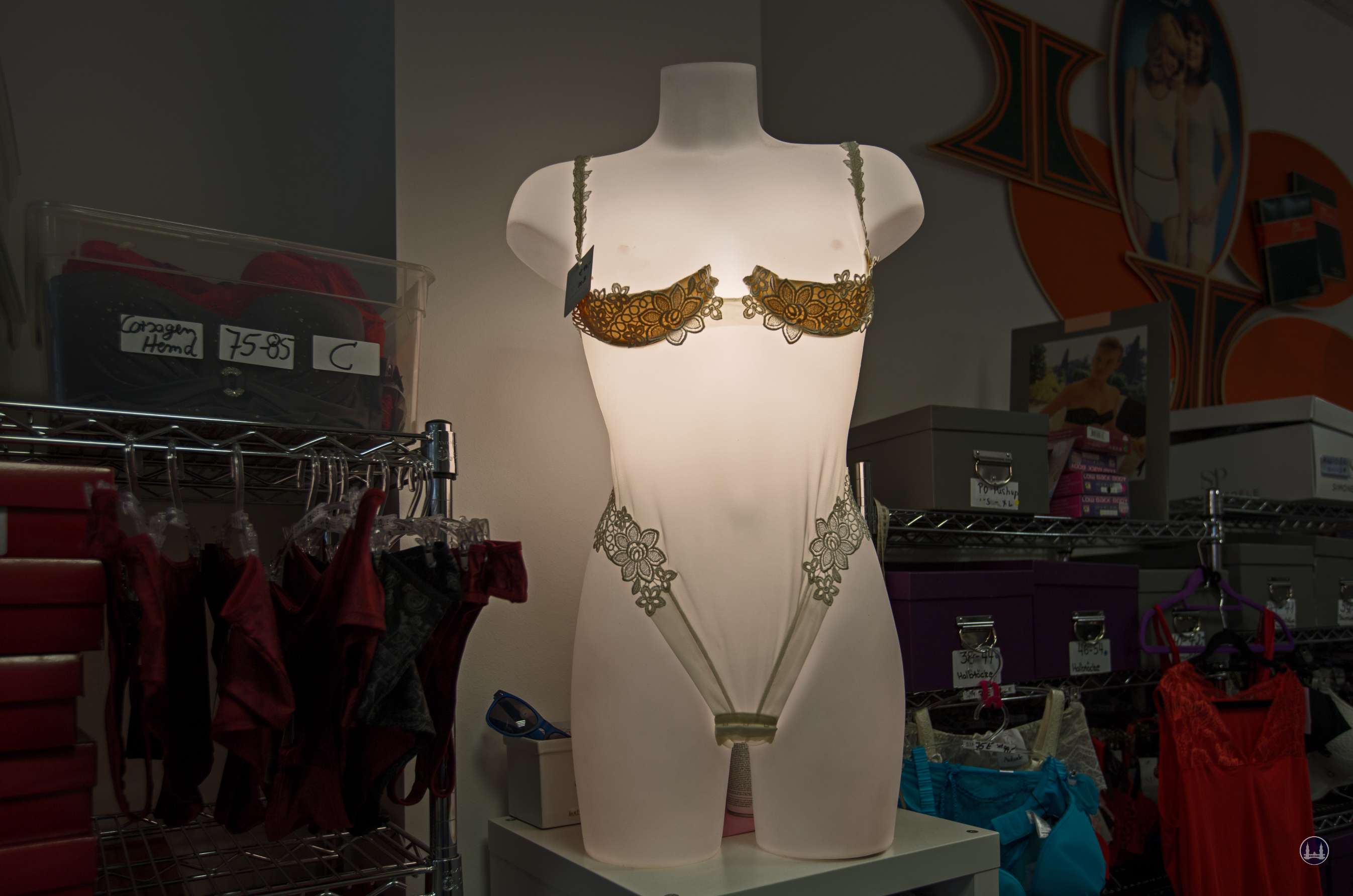 Berlin Kantstraße Korsett Engelke beleuchtete Büste Innenraum