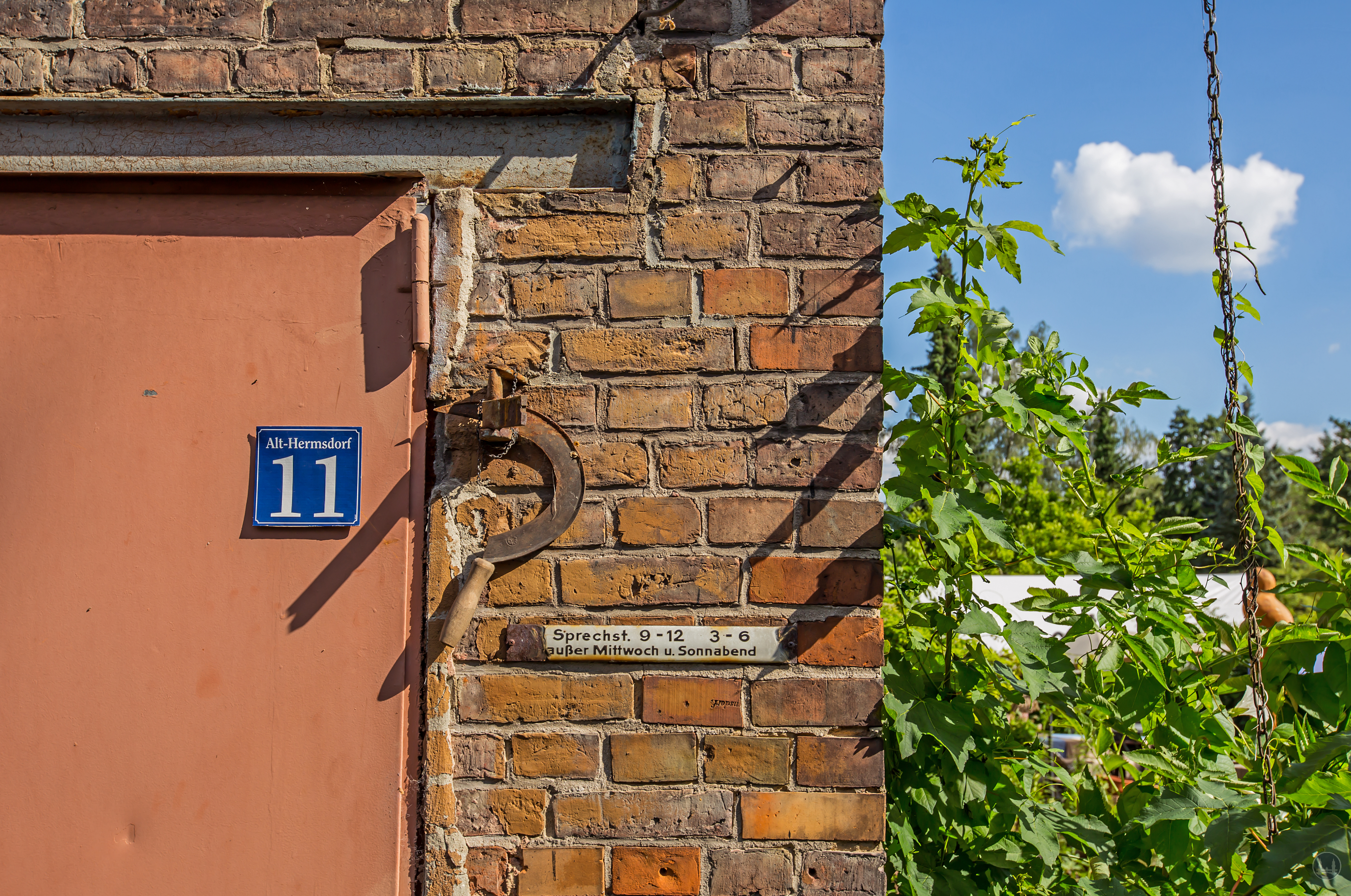 Café im Auenhof und die Kunstgalerie Aagaard im Berliner Stadtteil Hermsdorf. Interessante Details an einem Nebengebäude.