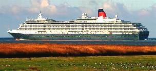Kreuzfahrtschiff Queen Mary II vor Otterndorf
