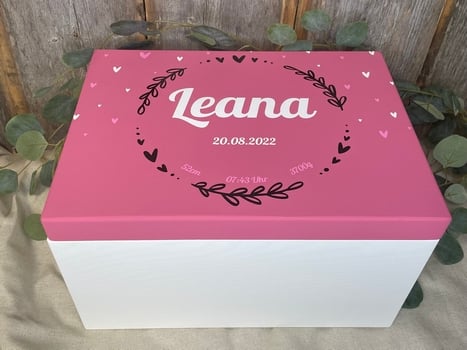 Personalisierte Erinnerungskiste aus Holz zur Geburt