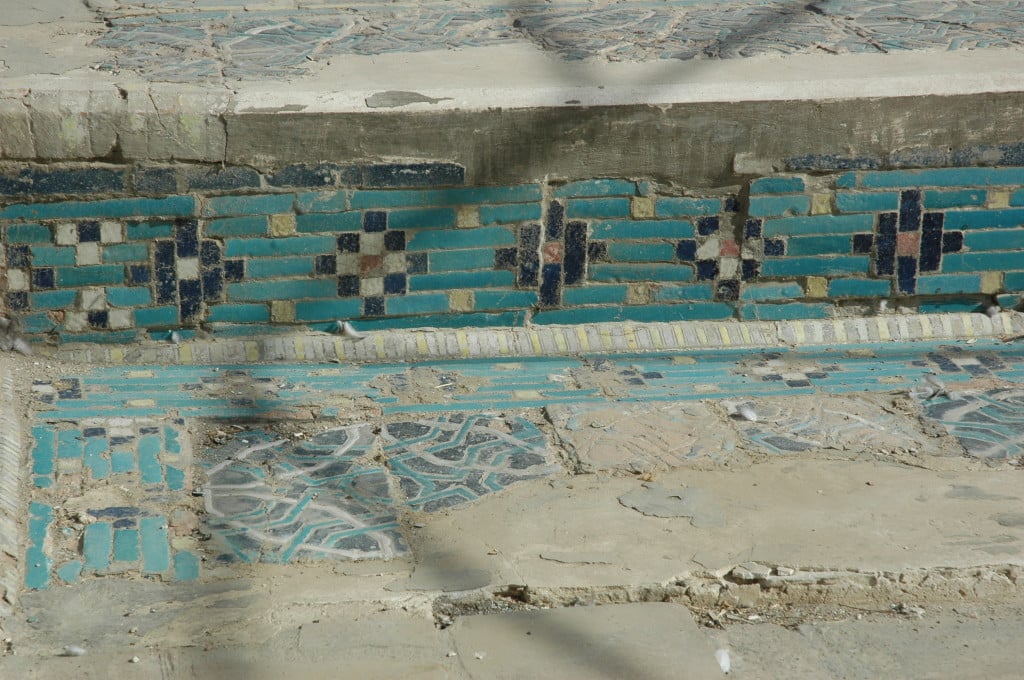 Carreaux de céramique glaçurée à décor polychrome (bleu clair et foncé, blanc, jaune et rouge) avec ou sans relief, ornant les bordures des bassins de l'Ak Saray. (photo : M.Schvoerer, 2008)