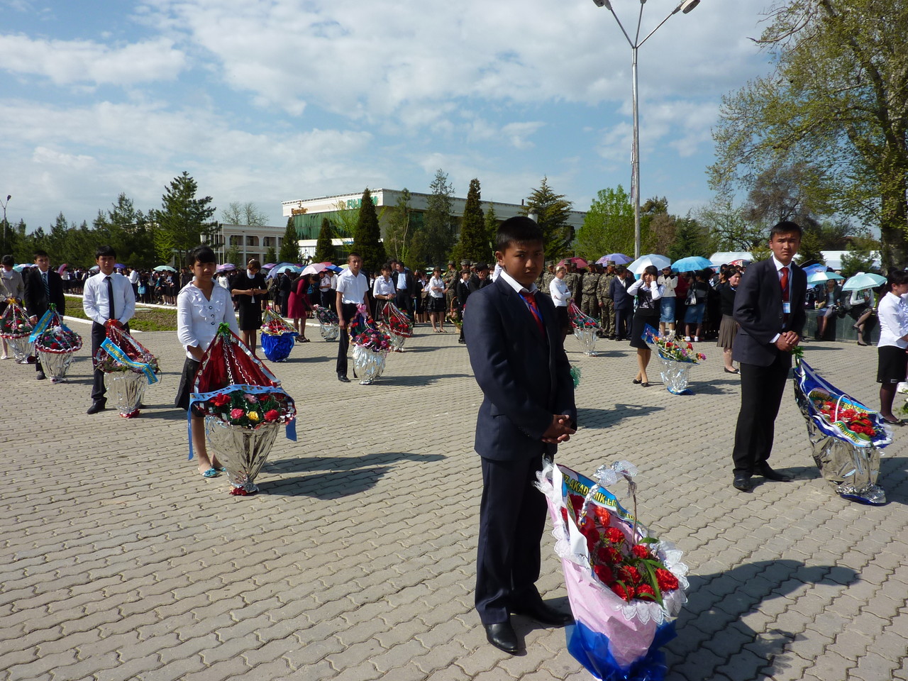 Toute la ville est mobilisée, chaque lieu d'enseignement envoyant un représentant et une gerbe en l'honneur de l'empereur, originaire de la ville(Socra, 2012)