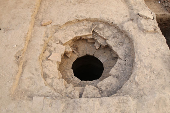 Puisard totalement ouvert. Sa largeur de plus d'un mètre permet d'y faire pénétrer un homme (nettoyage ?) (Socra, 2012)