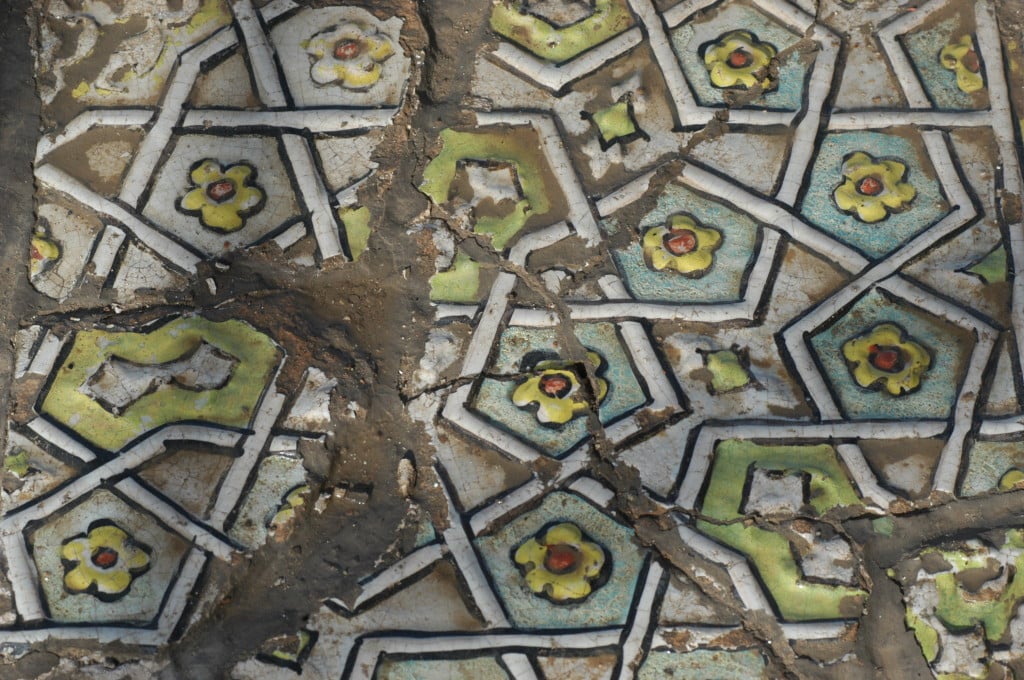 Détail du carreau précédent. Les reliefs moulés et les couleurs (bleu clair, vert clair, jaune et rouge) participent à part égales à la réalisation du décor (photo : C.Ollagnier, 2008)