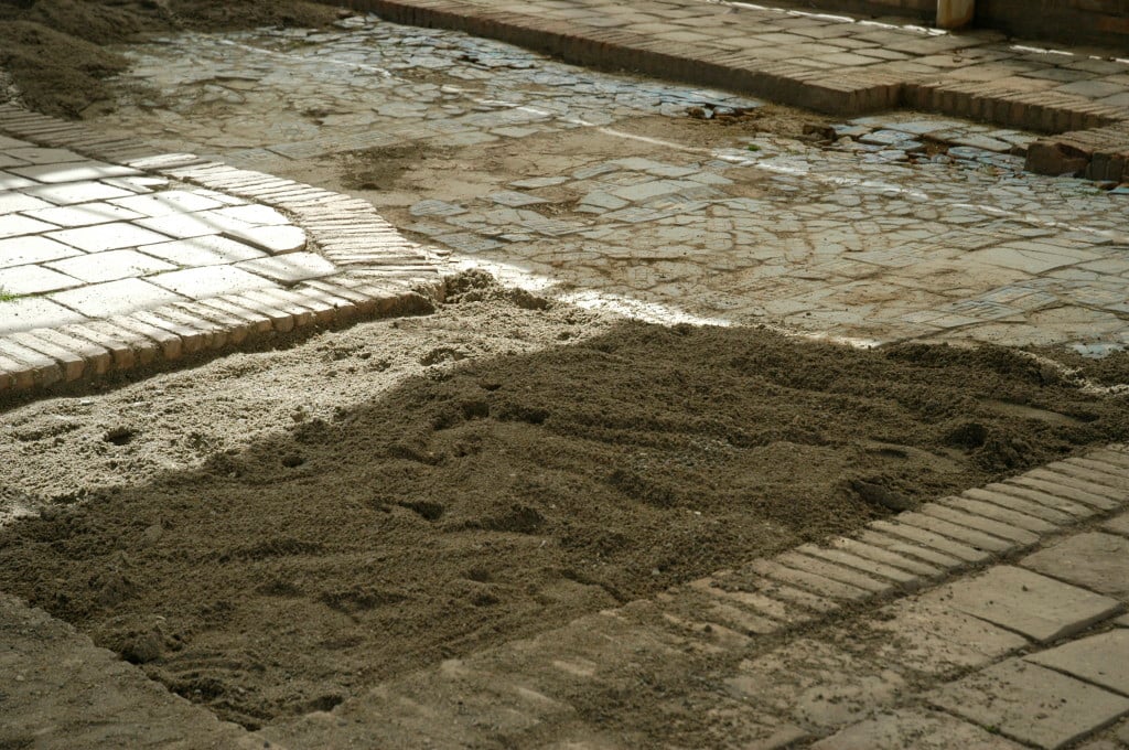 Recouvrement des pavements/bassins par une épaisse couche de sable (10 cm environ) pour résister aux intempéries hivernales (photo : C.Ollagnier, 2008)