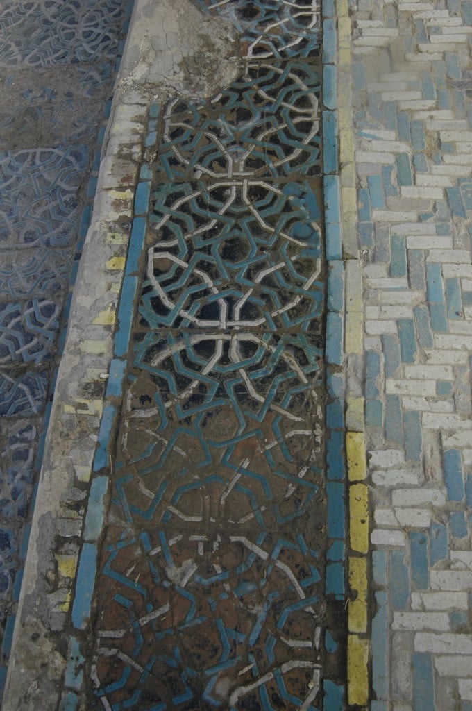 Carreaux bleu foncé, bleu clair et blanc de 40 x 40 x 3 cm dans leur contexte de bordures (ph : M.Schvoerer, 2008)