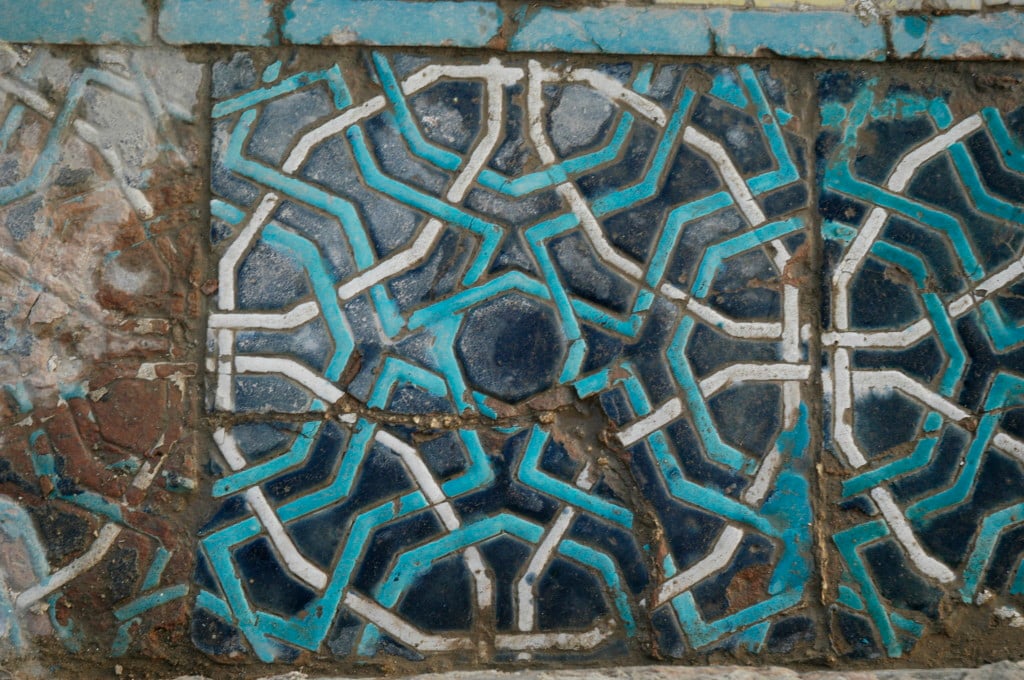 Carreau humidifé pour lui rendre sa teinte d'origine (ph : C.Ollagnier, 2008)