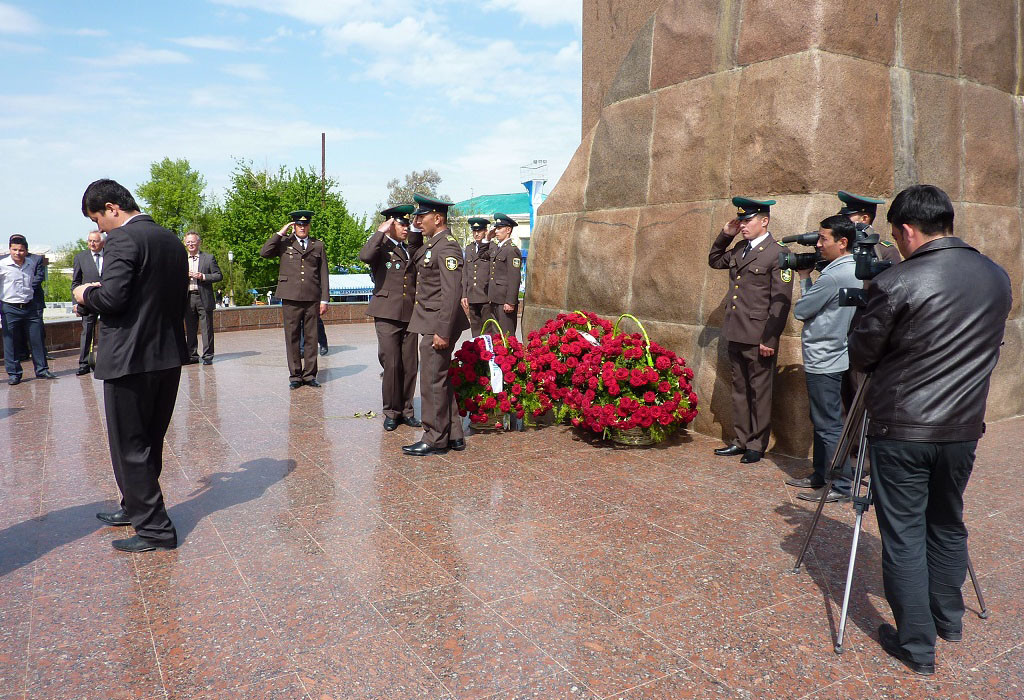 Dépôt de gerbes de roses au pied de la statue de Timour (Socra, 2012)