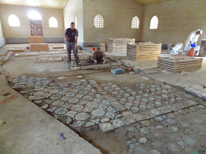 Zone 3 en cours de pose. Celle-ci est coupée en 2 par un vide (trace d'une canalisation) qui servira au passage de la passerelle (Socra, 2013)