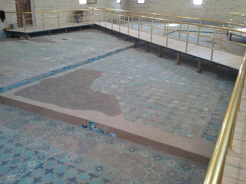 Passerelle après la pose. Elle passe dans ses zones exemptes de carreaux (Gardien de l'Ak Saray, 2013)