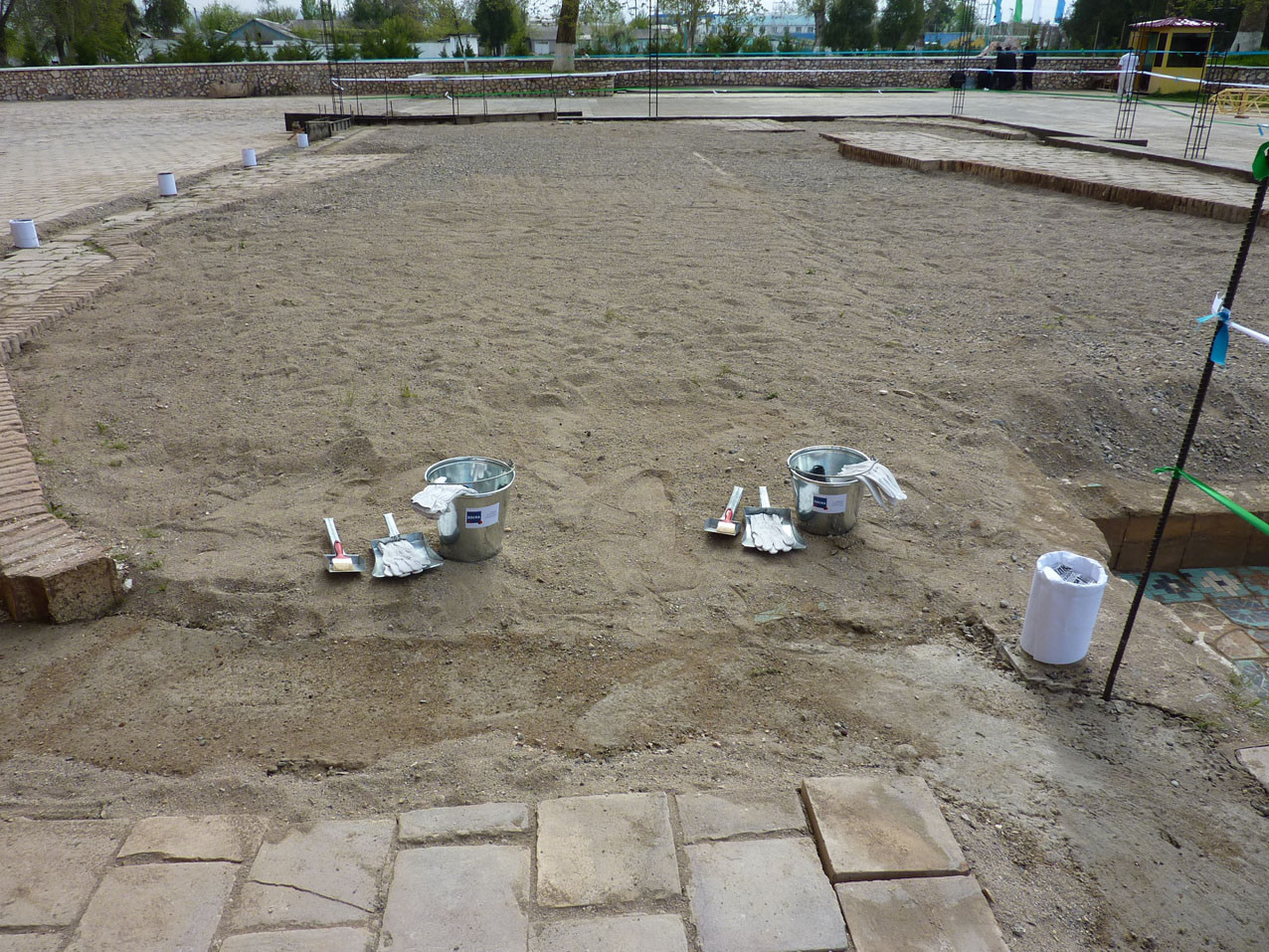 Les symboles de la coopération franco-ouzbèke (Socra, 2012)