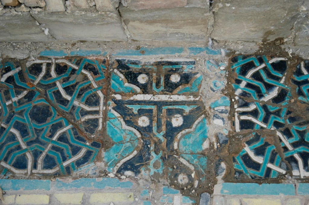 Ce carreau de céramique glaçurée à décor polychrome bleu (clair et foncé) et blanc en relief, placé dans un des bassins ne semble pas à sa place, coincé entre deux grands carreaux dont les motifs sont très différents (photo : M.Schvoerer, 2008)