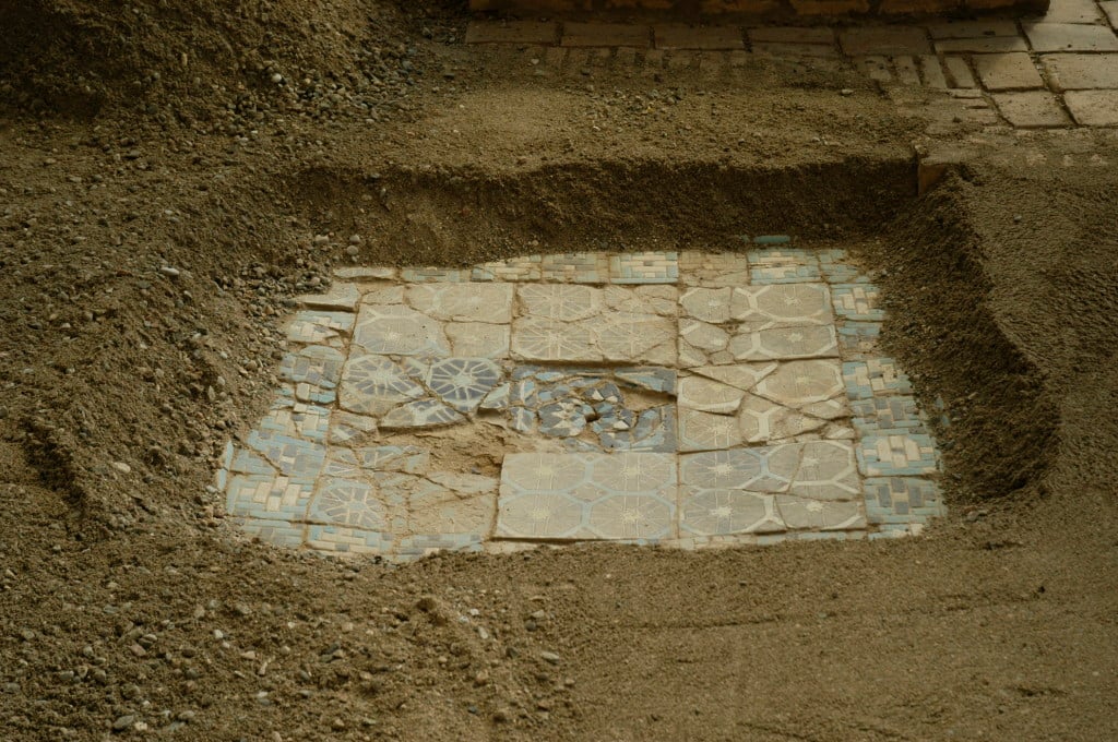 Détail d'une partie du pavement (un mètre carré environ) non couvert pour permettre au visiteur d'avoir un aperçu de l'ensemble (photo : C.Ollagnier, 2008)