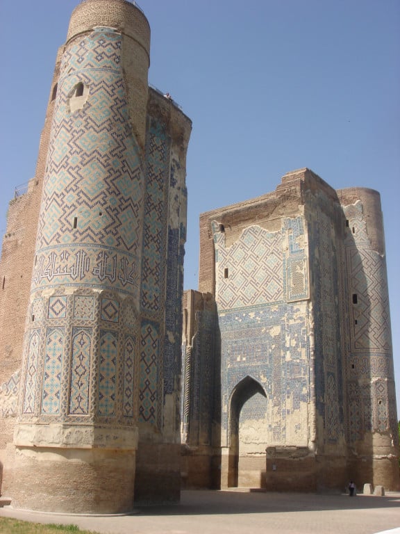 Le portail monumental de l'Ak Saray est la seule partie conservée du somptueux palais bâti pour Timur à Shahrisabz (photo : M.Schvoerer, 2008)