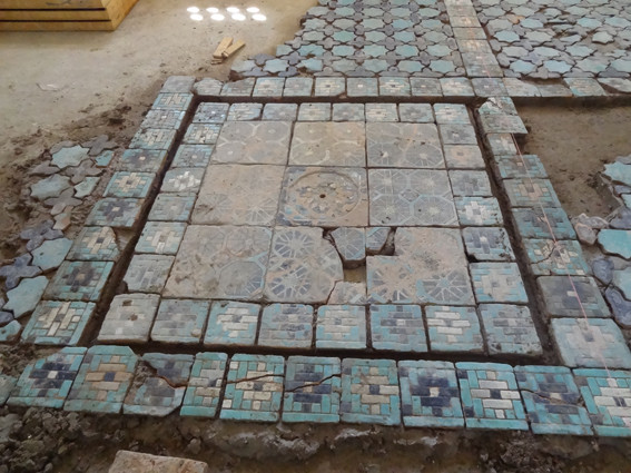 Aperçu du puisard pendant la pose de carreaux contigus. Certains ayant (re)cassé, ils sont été ragréés pendant la pose des joints (Socra, 2013)