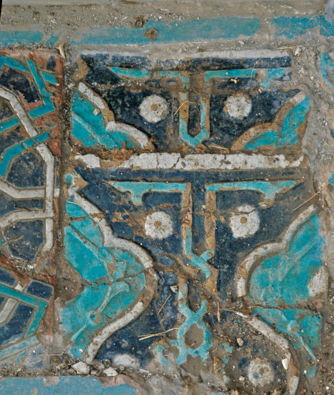 Carreau humidifié pour en percevoir les couleurs réelles, contrastant les unes par rapport aux autres (photo : M.Schvoerer, 2008)