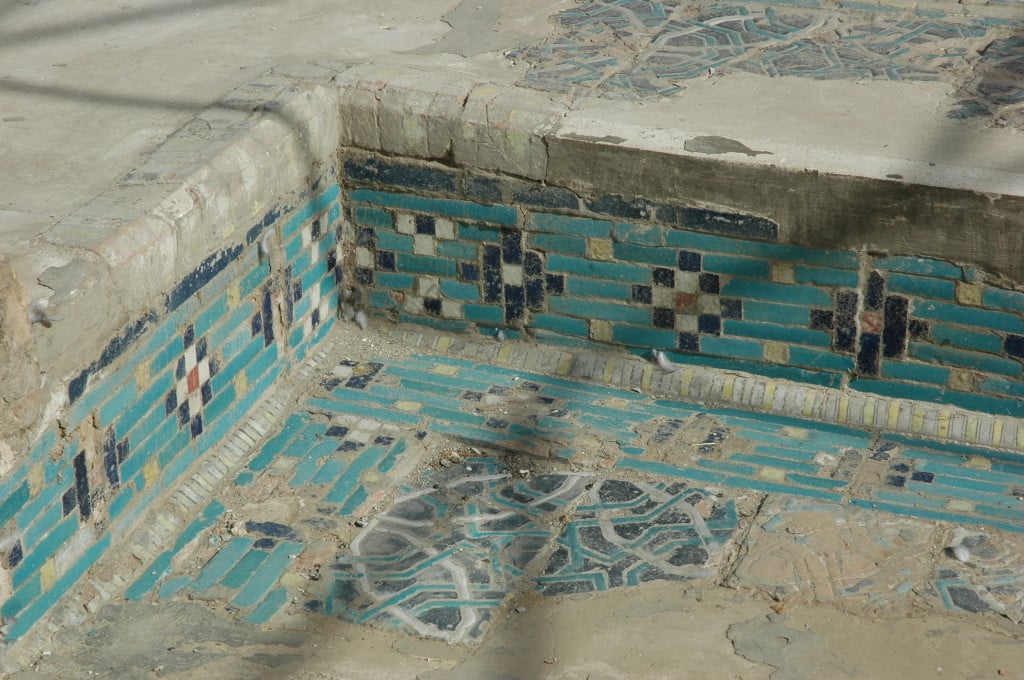 Coin à angle droit de l'un des bassins de l'Ak Saray, orné de carreaux de céramique glaçurée à décor polychrome (bleu clair et foncé, blanc, jaune et rouge). (photo : M.Schvoerer, 2008)