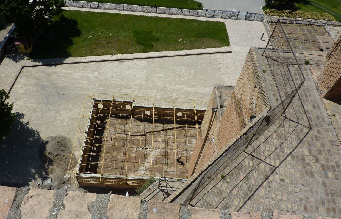 Bâtiment en cours de construction vu depuis l'un des pylones de l'Ak Saray. La structure métallique du toit vient juste d'être posées (Socra, 2012)