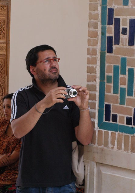Richard Boyer, responsable de l'antenne de la SOCRA de Nanterre en train d'examiner un bâtiment de Shae Zinda à Samarcande (photo : M.Schvoerer, 2007)