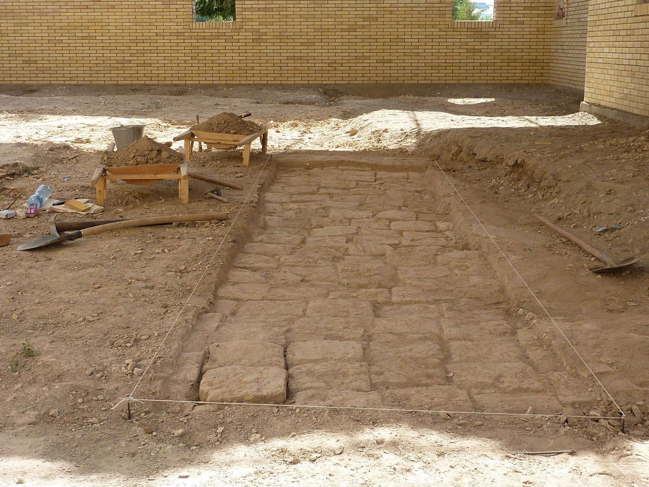 Lors du décapage de surface de la 2ème tranchée, un pavement de terre cuite a été dégagé. Peut être servait il à rehausser le sol (Socra, 2012)
