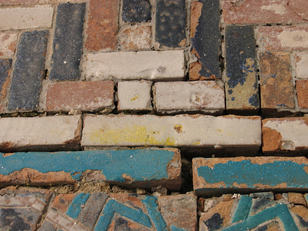 Détail d'un tapis de bannai'. Les mortiers se disloquent et les glaçures s'altèrent (photo : C.Ollagnier, 2007)