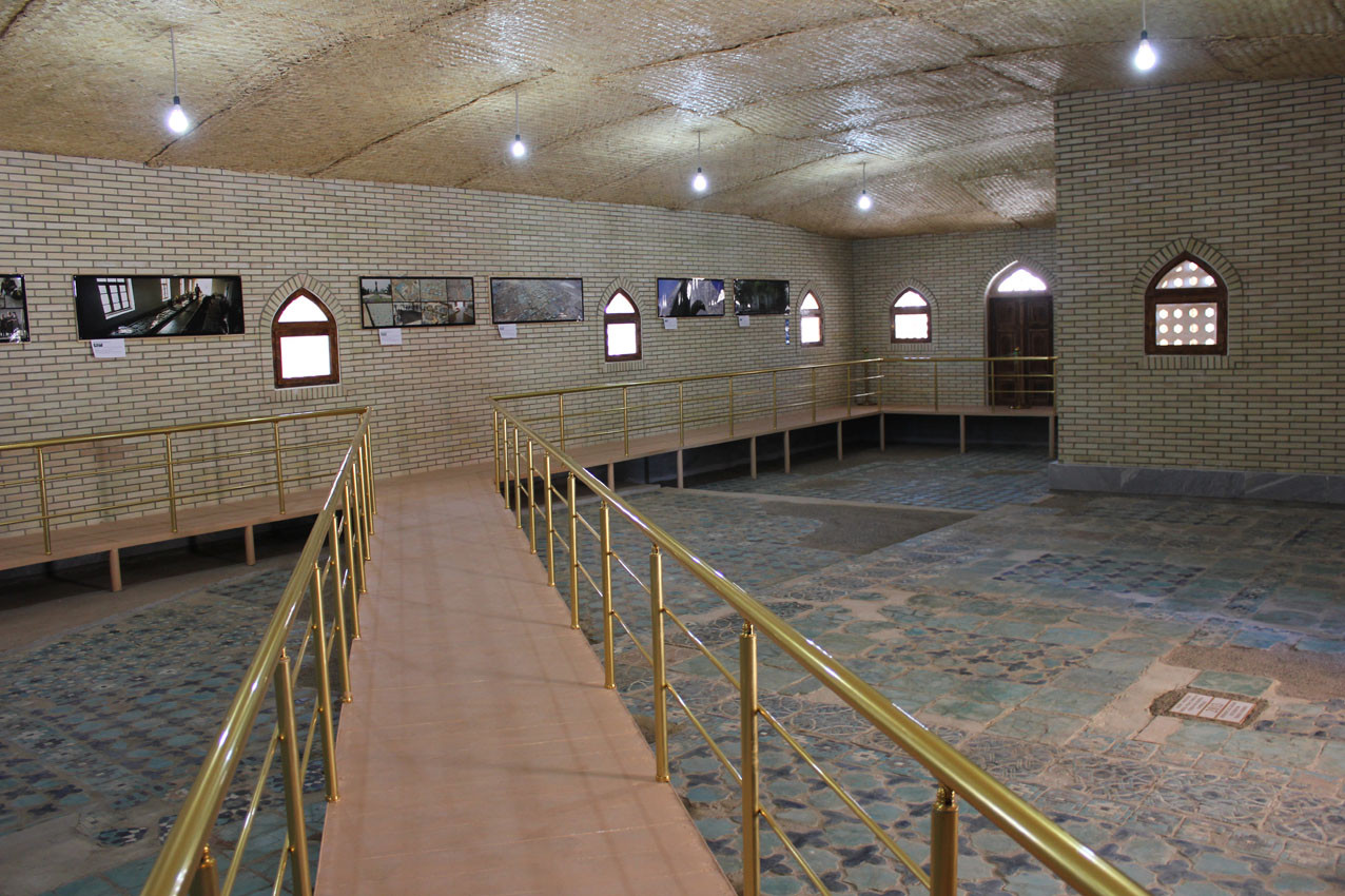 Vue partielle du pavement, de la passerelle de circulation et de l’exposition photographique évoquant le travail durant le chantier-école (Ollagnier, 2014)