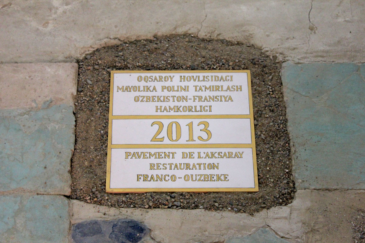 Un carreau commémoratif a été déposé dans un manque sur un lit de sable. Il a été réalisé par l'entreprise locale chargée des carreaux de re-création (Ollagnier, 2014)