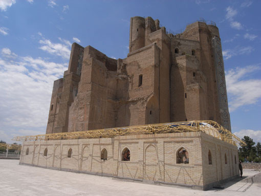Structure métallique du toit vue depuis le sol (Socra, 2012)