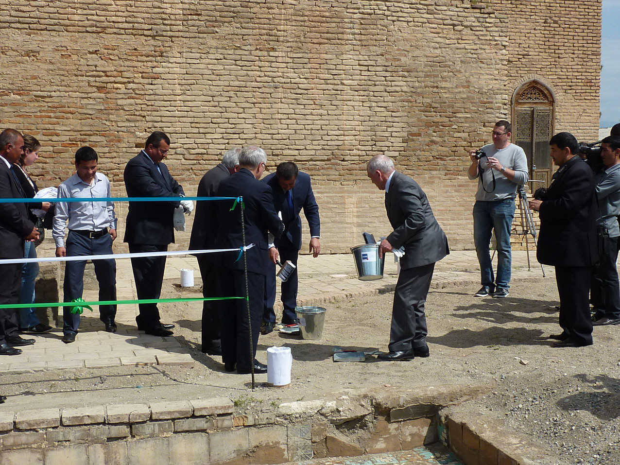 Inauguration avec la symbolique peletée de sable côté français et côté ouzbek (Socra, 2012)