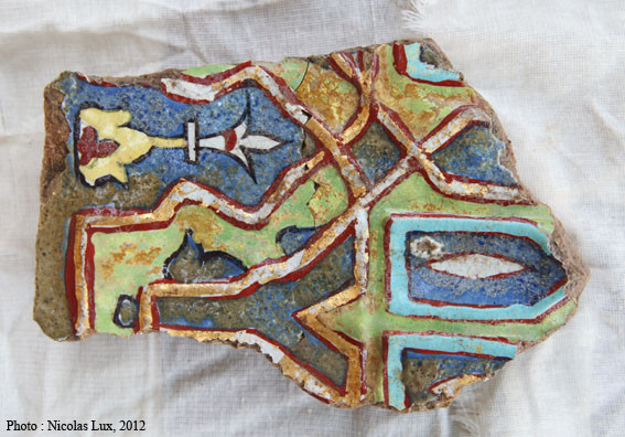 Fragment de carreau polychrome et feuille d'or trouvé dans les fondations du pavement. Raté ? Cassé en cours de cuisson ? (photo : Nicolas Lux, 2012)