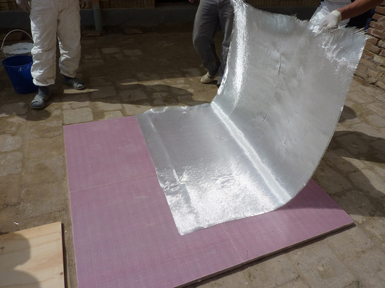 Préparation du panneau en nid d'abeille, pose de la toile de verre (Socra, 2013)