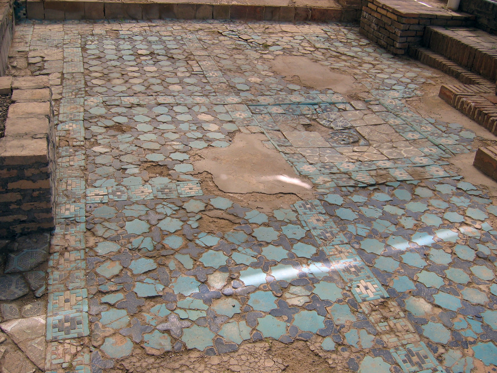 Tapis de carreaux bleu sombre ou bleu clair, en formes d'étoiles et de croix (ph : C.Ollagnier, 2007)
