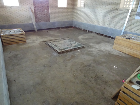 Vue du puisard après la pose. Il a servi de guide pour l'installation des autres carreaux (Socra, 2013)